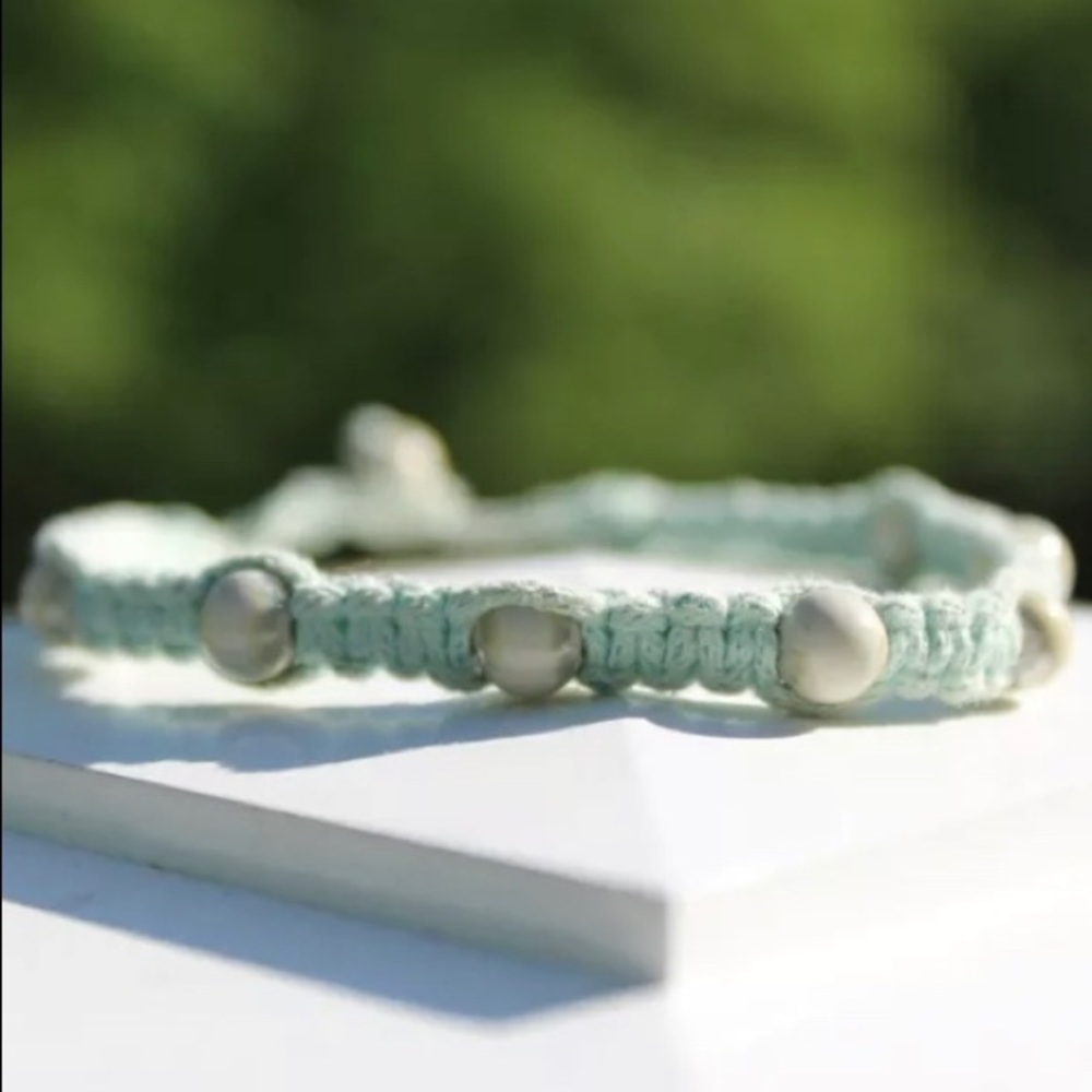 NWOT: LIGHT BLUE & CREAM BEADED BRACELET WOMEN’S